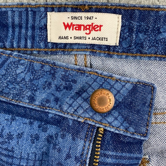 Wrangler Women's Mid-Rise Vintage Cutoff Quilted Star Shorts   |  Size:  12 - Picture 10 of 14